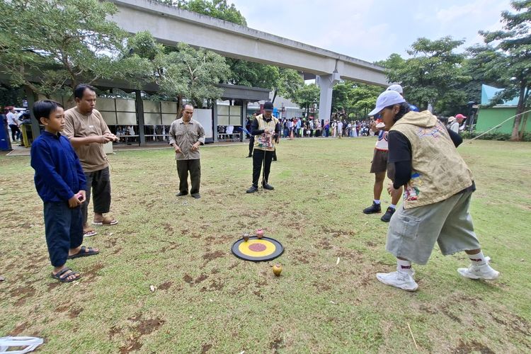 Nostalgia Permainan Tradisional, Ketika Para Ayah Asik Duel Gasing di TMII