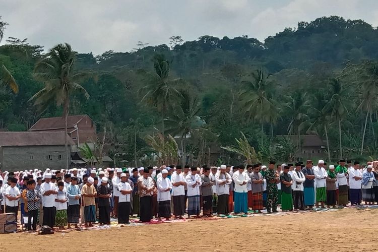 Ratusan warga Desa Segaran, Kecamatan Gedangan, Kabupaten Malang menggelar salat istisqo' di lapangan desa setempat, Sabtu (11/11/2023).