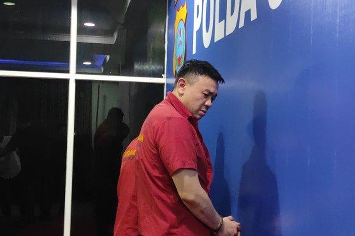Tampang Joe Frisco Johan (36) warga sekaligus pengusaha di Kota Pematangsiantar yang membunuh Mutia Pratiwi, mayat perempuan yang dibuang pakai tas plastik di Brastagi, Kabupaten Karo, saat dipaparkan di Polda Sumut, Senin (28/10/2024). 