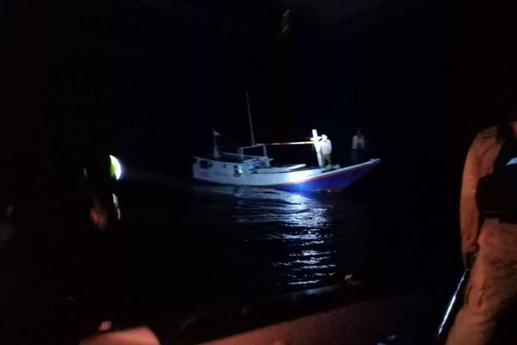 Badan SAR Nasional (Basarnas) Sulawesi Selatan (Sulsel) berhasil mengevakuasi 2 orang nelayan asal Kabupaten Pangkajene Kepulauan (Pangkep) yang terbawa ombak hingga ke perairan Kepulauan Selayar.