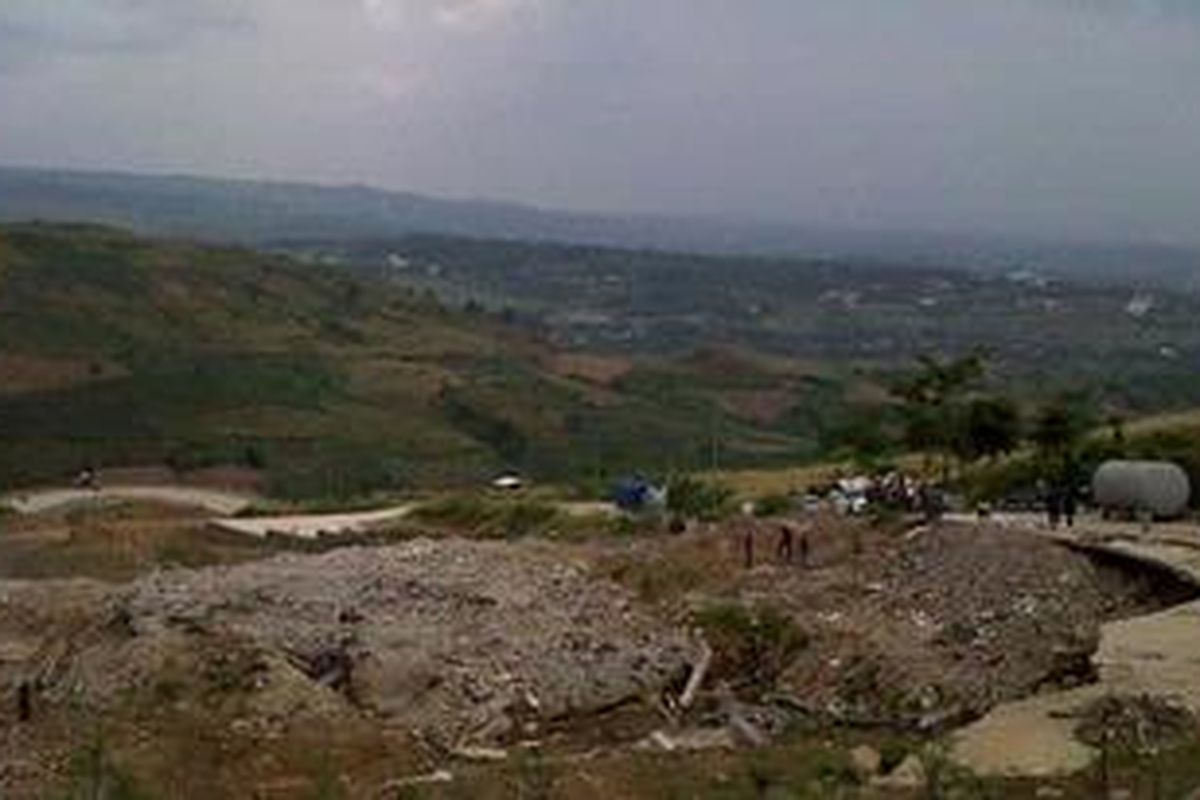 Lokasi tanah yang amblas di Hambalang saat ini belum diperbaiki. Pihak pelaksana masih membatasi bagian tersebut dengan tali plastik. Tanah di area power house dan fondasi bulu tangkis itu diduga amblas karena pelapukan tanah.