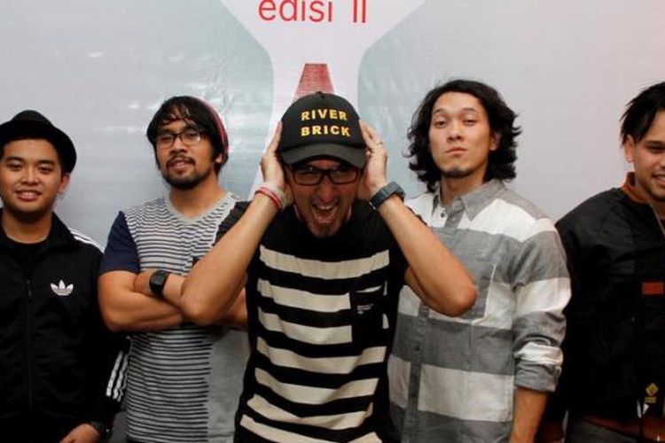 Para personel grup musik Alexa, JMono (bas), Fajar (drum), Aqi (vokal), Rizki (gitar), dan Satrio (gitar), berfoto bersama dalam acara peluncuran album terbaru mereka, yang diberi judul Edisi II, di Goethe Institut, Jakarta, Rabu (12/1/2010) malam. 