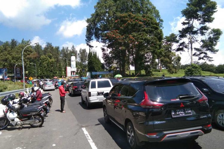 Sejumlah pengendara terjebak kemacetan di Jalur Puncak Bogor, Tugus Selatan, Kecamatan Cisarua, Kabupaten Bogor, Jawa Barat.