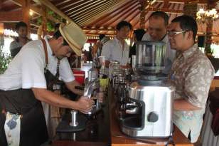 Tamu bisa melihat langsung peracikan kopi dan teh di Manohara Resort Borobudur, Magelang, Jawa Tengah, Selasa (20/12/2016).