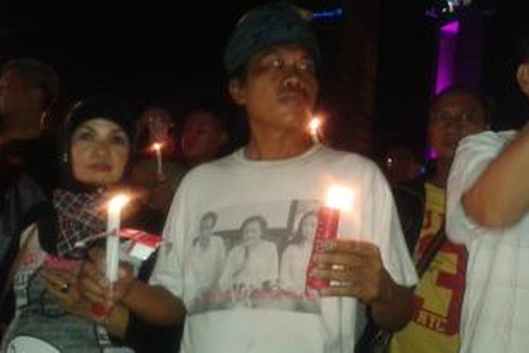 Puluhan relawan Jokowi-JK menggelar aksi menyalakan lilin di Bundaran Hotel Indonesia, Jakarta, Sabtu (18/10/2014) malam sebagai wujud pengharapan untuk pemimpin baru Indonesia.