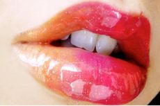 Ekspresi Dua Warna Bibir dengan Gaya Lipstik Teranyar 