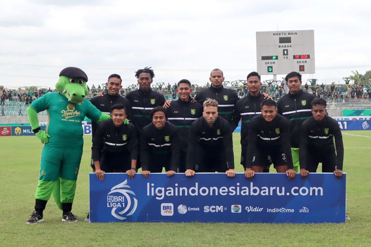 Pemain Persebaya Surabaya foto bersama sebelum pertandingan pekan ke-26 Liga 1 2022-2023 melawan PSM Makassar yang berakhir dengan skor 0-1 di Stadion Gelora Joko Samudro Gresik, Jumat (24/2/2023) sore.