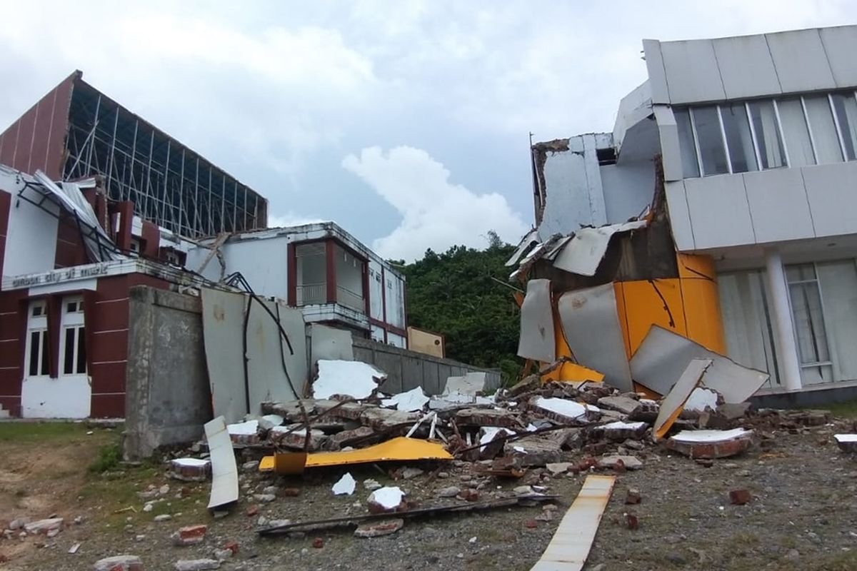 Sejumlah bangunan kantor pemerintahan di kawasan Passo, Kecamatan Baguala, Ambon, rusak parah akibat gempa 5,2 magnitudo yang mengguncang Kota Ambon dan sekitarnya, Kamis (10/10/2019).