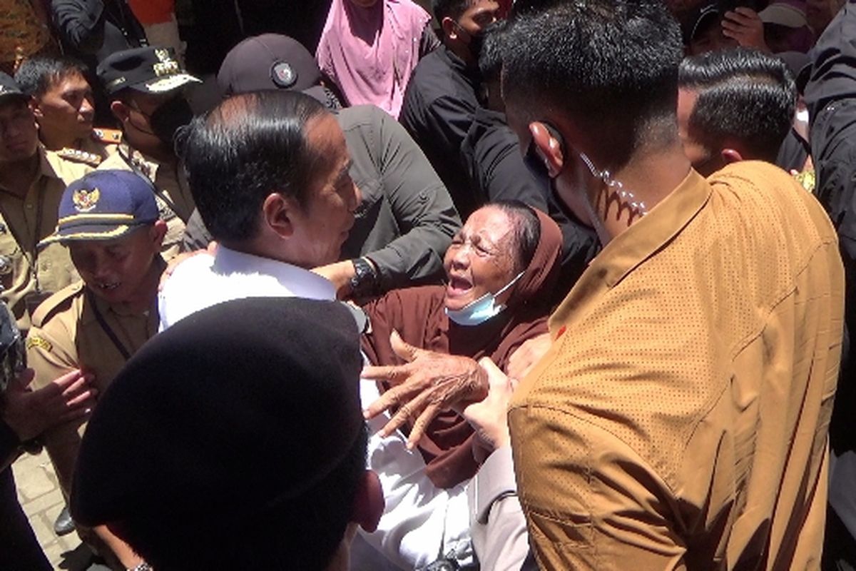 Presiden RI, Joko Widodo, mendatangi Pasar Rakyat Malindungi Sorowako, Desa Nikkel, Kecamatan Nuha, Luwu Timur, Sulawesi Selatan, Kamis (30/3/2023) siang, seorang nenek merasa senang bisa bertemu langsung Presiden RI