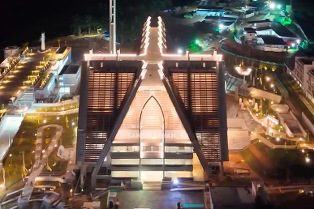 Salib di atap Basilika Santo Fransiscus Xaverius Ibu Kota Nusantara (IKN)