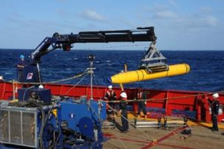 Bluefin-21, sebuah perangkat sonar sepanjang 4.93 meter, akan segera diturunkan ke bawah laut untuk mencari kotak hitam MH370.