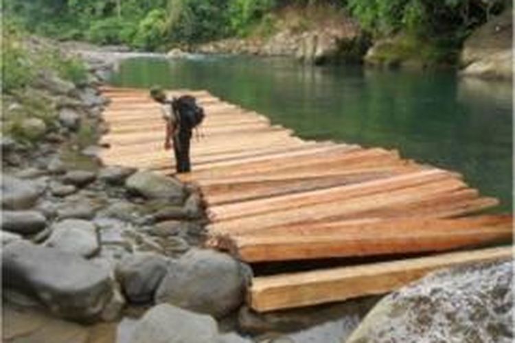 Kayu illegal keluar menggunakan transportasi sungai manjunto, Kabupaten Mukomuko, Bengkulu, Walhi mensinyalir ratusan kubik kayu dilindungi undang-undang keluar melewati sungai ini