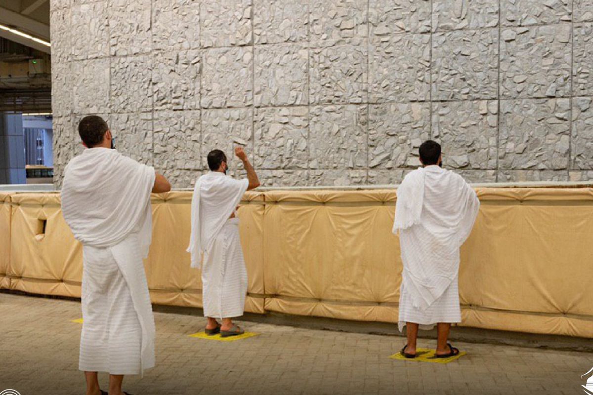 Para jemaah haji melempar jumrah pada posisi yang telah ditentukan untuk menjaga jarak satu sama lain