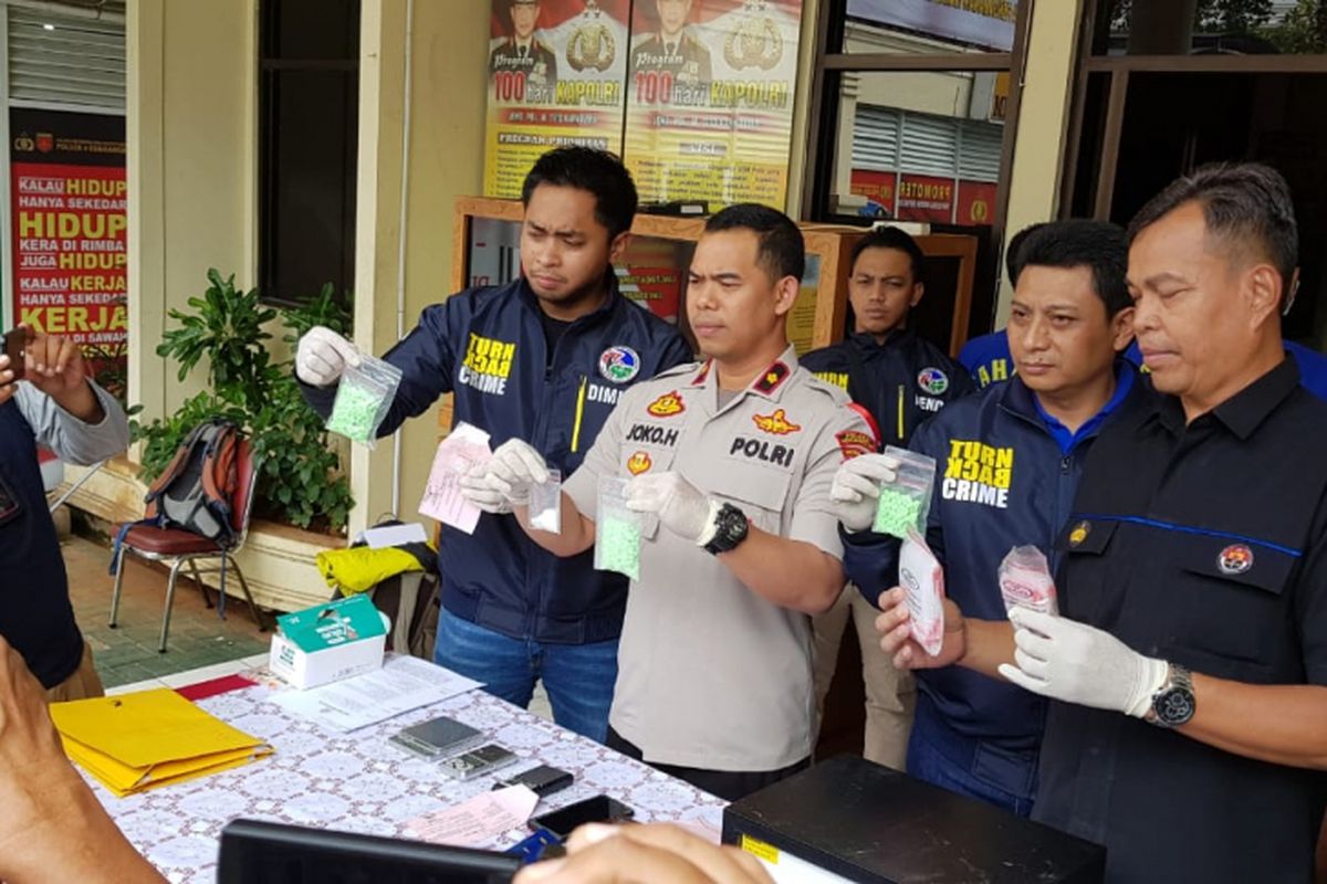 Polsek Kembangan mengungkap kasus peredaran narkoba oleh jaringan Lapas Cipinang di Mapolsek Kembangan, Jakarta Barat pada Kamis (3/1/2019).