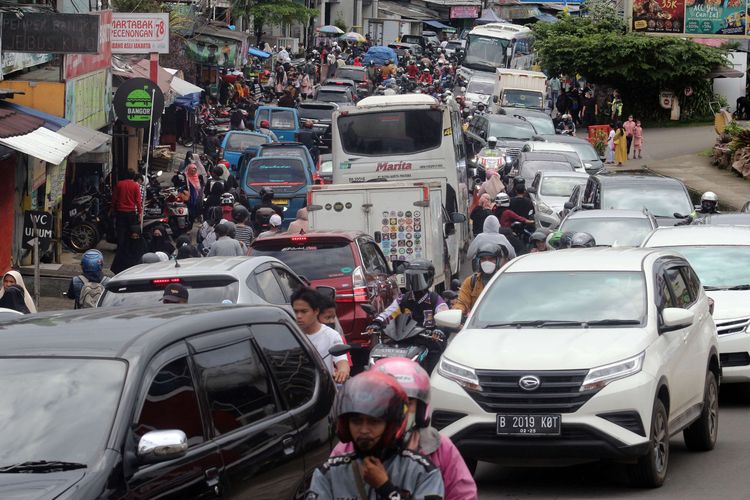 Kepadatan kendaraan pada H-4 di Jalan Raya Puncak, Cisarua, Kabupaten Bogor, Jawa Barat, Kamis (28/4/2022). Satlantas Polres Bogor menyatakan kepadatan arus lalu lintas di jalur Pucak Bogordiprediksi akan meningkat pada saat Lebaran, H+1 dan H+2.