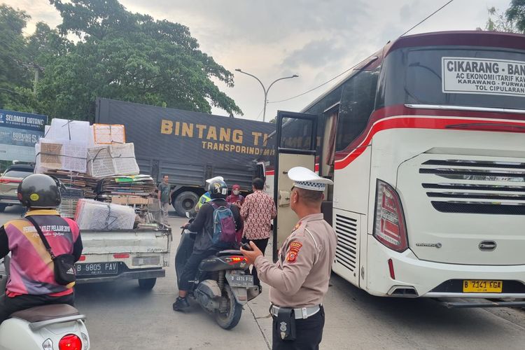 Kecelakaan bus Primajasa dengan truk wing box di Jalan Lingkar Luar Karawang, Jawa Barat, Jumat (15/3/2024).