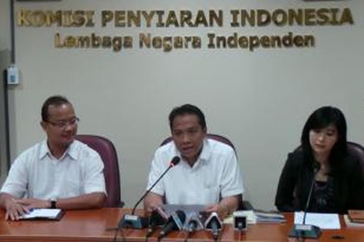 Tiga Komisioner KPI, yakni Rahmat Arifin (tengah), Fajar A (kiri), dan Agatha Lily (kanan) saat menyampaikan keputusan terkait tayangan TVRI