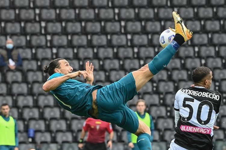 Zlatan Ibrahimovic melepas tendangan salto pada laga Udinese vs AC Milan di Stadion Friuli, Udine, 1 November 2020.