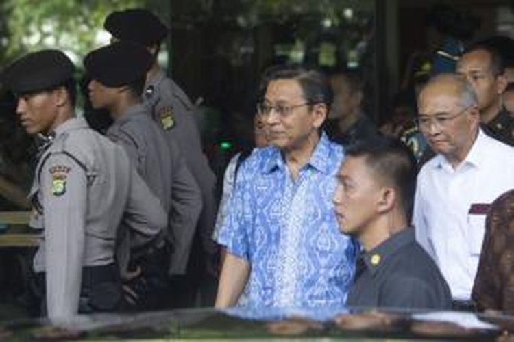 Wakil Presiden RI Boediono (kemeja biru) keluar dari di Pengadilan Tindak Pidana Korupsi, Jakarta Selatan, seusai menjadi saksi pada sidang lanjutan kasus Bank Century, Jumat (9/5/2014).