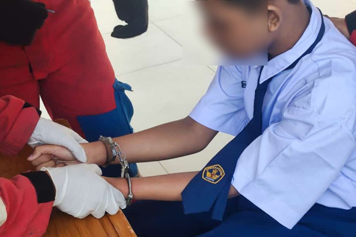 Seorang pelajar di Tanjung Priok, Jakarta Utara, terborgol ketika sedang bermain “polisi-polisian” bersama teman-temannya di sekolah, Selasa (5/12/2023).