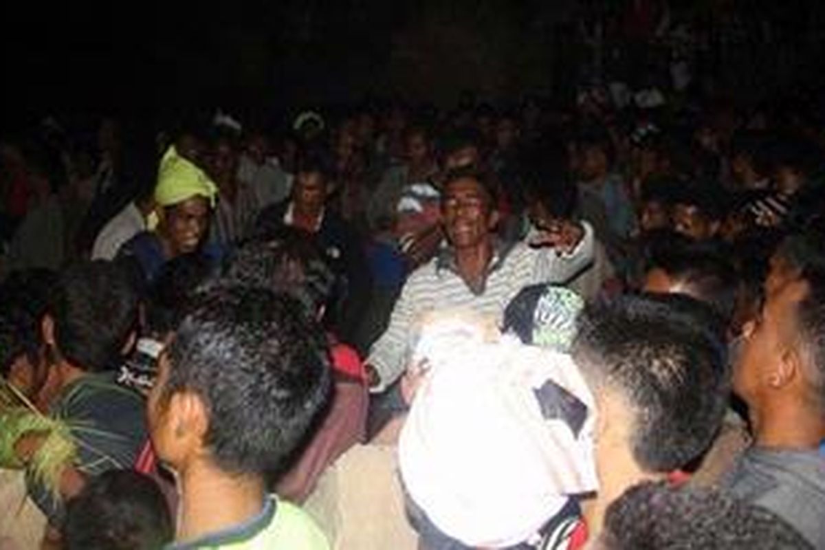 Masyarakat memadati pantai Tentena, Sumba Barat, NTT untuk menyaksikan pajura.