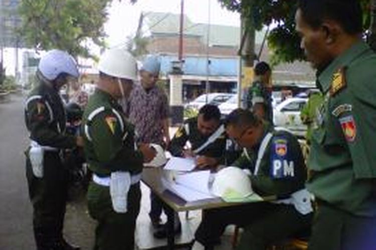 Petugas Sub Detasemen Polisi Militer (Sub Denpom) IV/2-1 Magelang sedang memeriksa warga sipil yang kedapatan mengenakan atribut TNI di kawasan alun-alun Kota Magelang, Senin (14/9/2015).