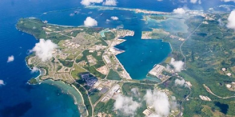 Fasilitas militer AS di pulau Guam meliputi pangkalan angkatan laut, pangkalan angkatan udara, dan sebuah rumah sakit.