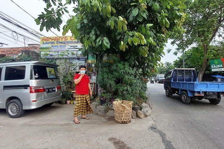 Tampak samping rumah milik Anwar Hidayat. Kediamannya menjorok ke jalan raya sekitar 6 meter di Jalan Maulana Hasanudin, Poris Gaga, Batuceper, Kota Tangerang, sejak tahun 2007 hingga saat ini.