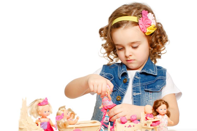 Ilustrasi anak bermain boneka. Anak yang bermain dengan boneka ternyata dapat membantunya mengembangkan keterampilan sosial dan emosi.