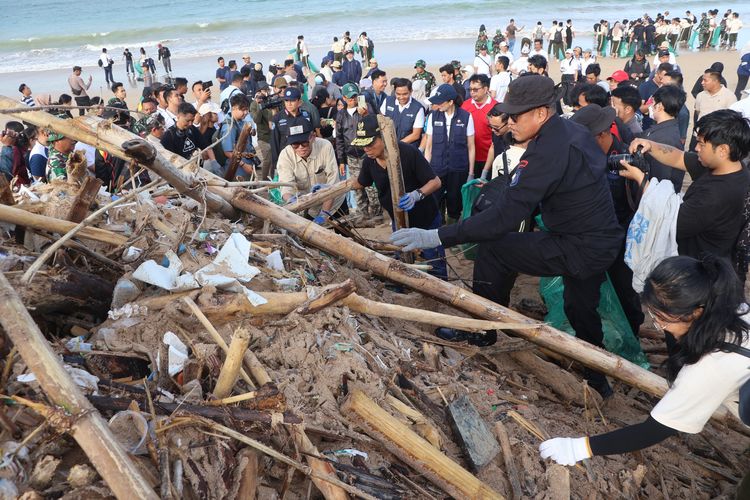 Gubernur Bali, I Wayan Koster saat ikut bersih-bersih di Pantai Kedonganan, Kabupaten Badung, Jumat (6/2/2026).