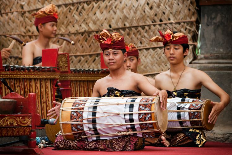 Penampilan seniman pria memainkan alat musik tradisional Bali.