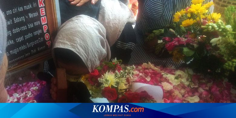 Peluk Nisan Didi Kempot, Yan Velia Menangis Rindu