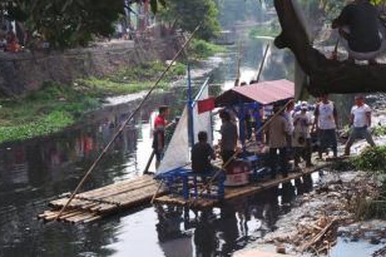 Warga Jalan Kerapu bersih-bersih Kali Ciliwung pakai rakit, di Jalan Kerapu, Pademangan, Ancol, Jakarta Utara, Minggu (8/11/2015).