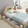 Punya Sofa Warna Cream di Kamar Tidur? Yuk, Padukan dengan Furnitur Kayu