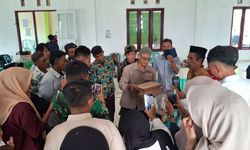 TEP Unair Latih Warga Transmigrasi Sumalata Budi Daya Lebah Trigona