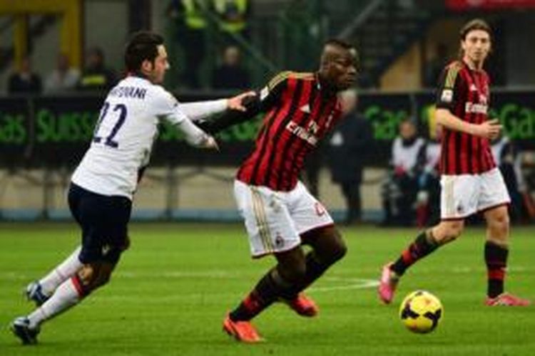 Striker AC Milan, Mario Balotelli (tengah), menjadi penentu kemenangan melalui golnya ke gawang Bologna pada laga di Stadion San Siro, Milan, Jumat (14/2/2014).