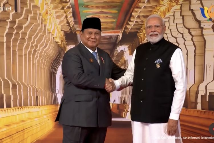 Momen Prabowo Hadiri KTT Ke-18 BRICS, Berjabat Tangan dengan PM India