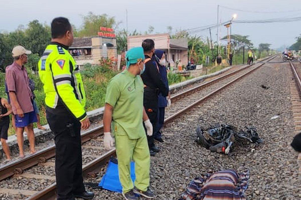 Korban berikut sepeda motor yang dikendarai, usai tertabrak kereta api di JPL 310 KM 184+5/6 Desa Plosowahyu, Kecamatan/Kabupaten Lamongan, Jawa Timur, Senin (9/10/2023).