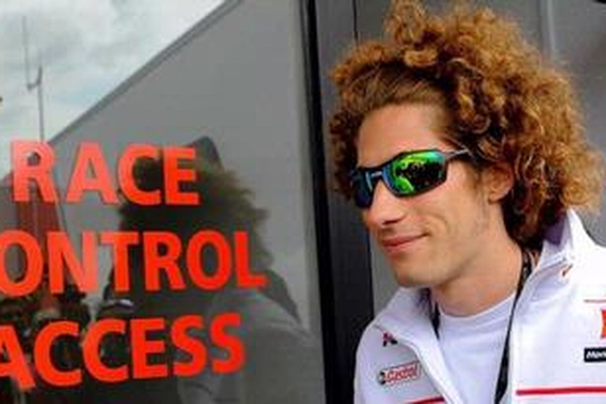 Pebalap Gresini Honda, Marco Simoncelli, meninggalkan ruang race control, setelah ada pertemuan lanjutan mengenai insiden dengan Dani Pedrosa di GP Perancis, 15 Mei lalu.
