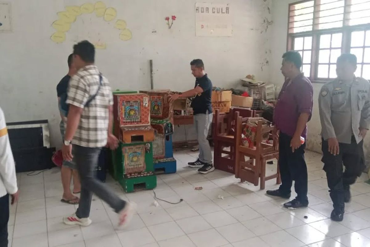 Kepolisian mendapati puluhan mesin judi yang disimpan sebuah sekolah di SD Langkat, Sumatera Utara, Kamis (31/7/2025).
