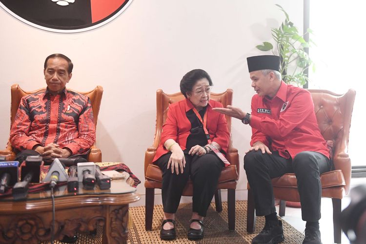 Ketua Umum PDI Perjuangan Megawati Sukarnoputri  berbincang dengan bakal Capres Ganjar Pranowo (kanan) saat sesi konferensi pers Rakernas PDI Perjuangan di Jakarta, Selasa (6/6/2023). Rakernas PDI Perjuangan yang berlangsung 6-8 Juni 2023 itu mengangkat tema fakir miskin dan anak-anak terlantar dipelihara oleh negara.