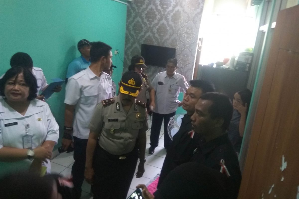 Proses pengosongan empat hunian terkait pemakaian narkoba di Cipinang Besar Selatan, Jakarta Timur, Rabu (10/1/2018)