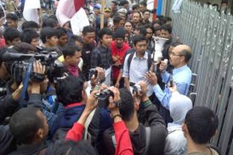 Aksi mahasiswa ditemui oleh Wakil Rektor III ITN Malang, I Wayan Mundra, yang memberikan penjelasan kepada mahasiswa peserta aksi asal Mataram, peduli almarhum Fikri, yang menjadi korban kekerasan Ospek hingga meninggal dunia. Senin (9/12/2013).