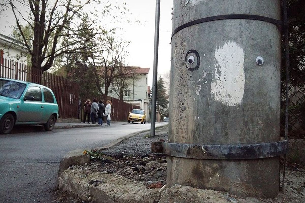 Dengan menambah mata plastik, fotografer Bulgaria Vanyu Krastev mengubah arsitektur tak indah menjadi lucu dan unik.