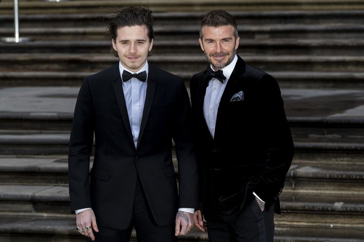 David Beckham (kanan) dan anaknya, Brooklyn Beckham (kiri), saat menghadiri penayangan perdana film Our Planet di London, Inggris, 4 April 2019. David Beckham akhirnya berbicara tentang perseteruan keluarga setelah pernyataan mengejutkan dari Brooklyn Beckham.