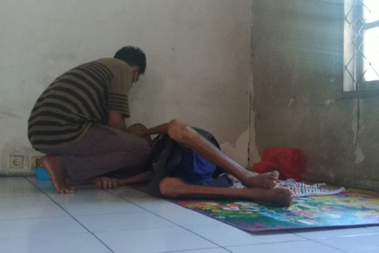 H.Musakkir dengan telaten dan hati hati merawat Hasan bin Said (60). Lansia asal Makassar Sulawesi Selatan ini ditemukan di rumah kebun saat merintih menahan sakit. Ia merupakan orang terlantar tanpa sanak kadang di Nunukan Kaltara