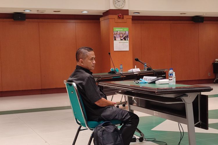 Hakim Pengadilan Negeri (PN) Jakarta Barat, Dede Suryaman, membeberkan kronologi dirinya menerima uang Rp 300 juta ketika mengadili perkara yang menjerat eks Wali Kota Kediri Samsul Ashar pada 2021 di Pengadilan Negeri (PN) Surabaya. Dalam sidang Majelis Kehormatan Hakim (MKH) yang diselenggarakan Komisi Yudisial (KY) di Mahkamah Agung (MA), Rabu (9/8/2023), Dede mengaku telah mengembalikan uang tersebut. Di hadapan majelis hakim, ia mengaku bersalah.