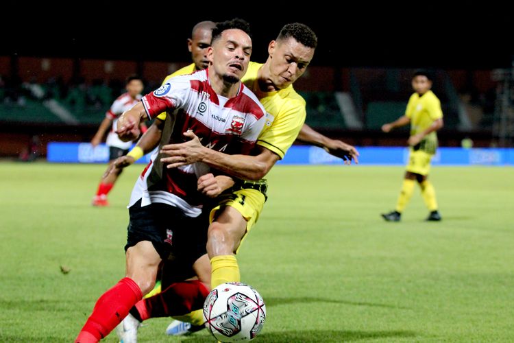 Pemain Madura United Lulinha dijaga ketat pemain Barito Putera saat pertandingan pekan 1 Liga 1 2022-2023 yang berakhir dengan skor 8-0 di Stadion Gelora Madura Ratu Pamelingan Pamekasan, Sabtu (23/7/2022) malam.