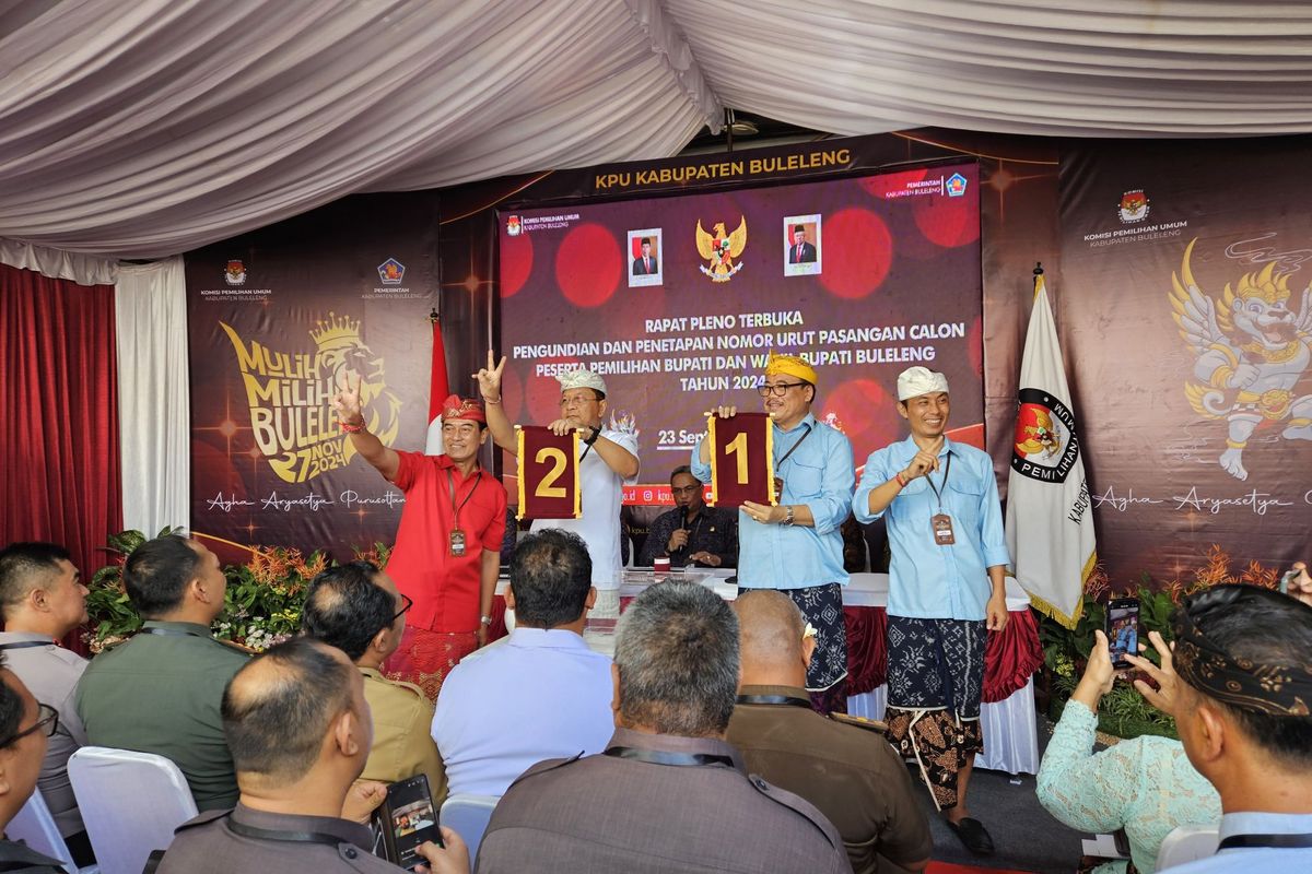 Pasangan calon bupati dan wakil bupati Buleleng, Nyoman Sutjidra-Gede Supriatna dan I Nyoman Sugawa Korry-Gede Suardana, menunjukkan nomor urut, Senin (23/9/2024) di Kantor KPU Buleleng, Bali.