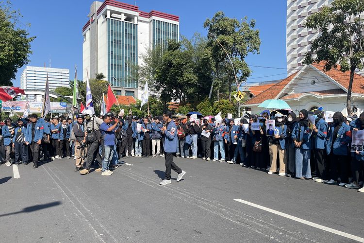 Massa Aksi Demo Surabaya Tiba di Grahadi, Beberapa Titik Jalan Disekat